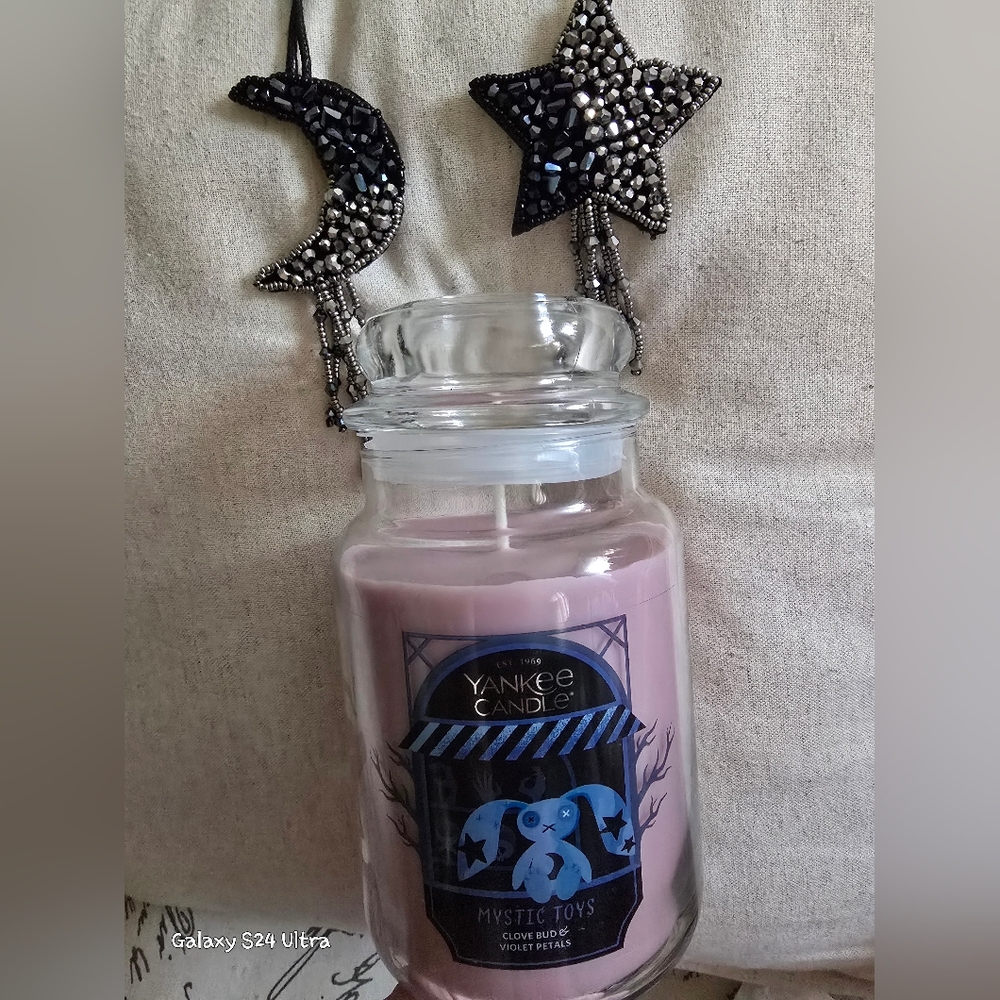 Yankee Candle & 2 Bag Charms 3 Piece Halloween Set: YC 22oz Candle & Moon / Star - Picture 3 of 13